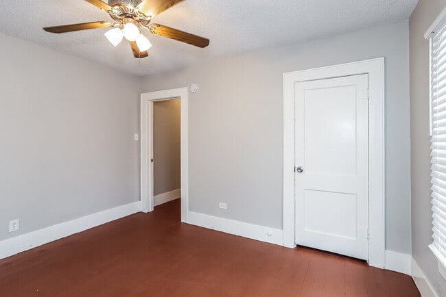 Building Photo - 522 12th Ave N