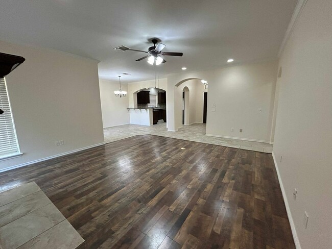 Building Photo - Elegant Living in the Heart of OKC – Impec...