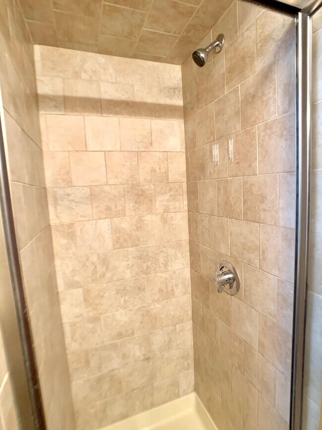 Building Photo - 402 Grand St