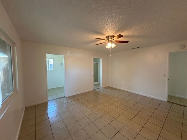 Building Photo - 3bd/2ba Duplex! - Hemet, CA