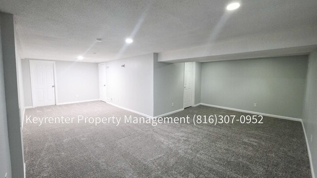 Building Photo - 4 bedroom 1.5 bath