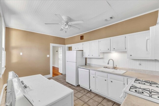 Building Photo - Upstairs Large 3 bedroom apartment in Ardsley Park