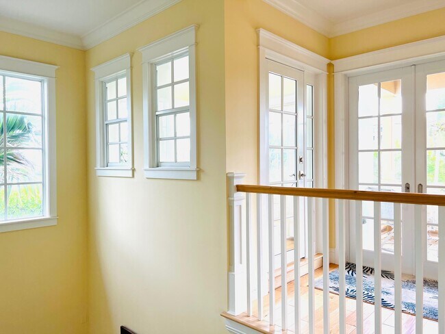 Building Photo - 1127 Miramar Dr