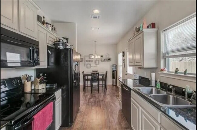 Building Photo - "Spacious 3-Bedroom Duplex with Granite To...