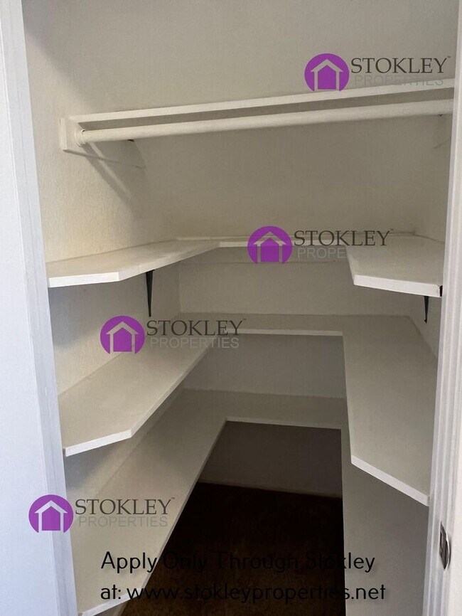 Building Photo - 523 Bustos Pl