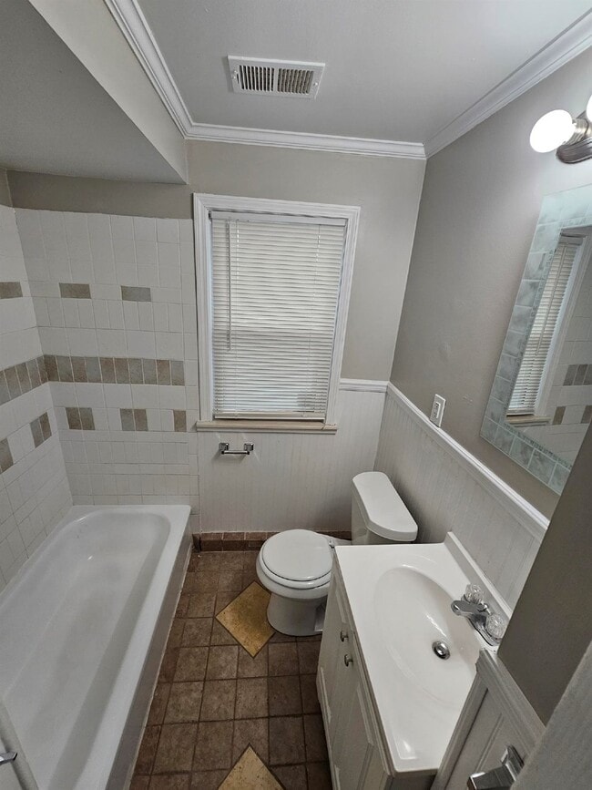 Building Photo - 3 Bedroom Large Bungalow w/ Attached 2 Car...