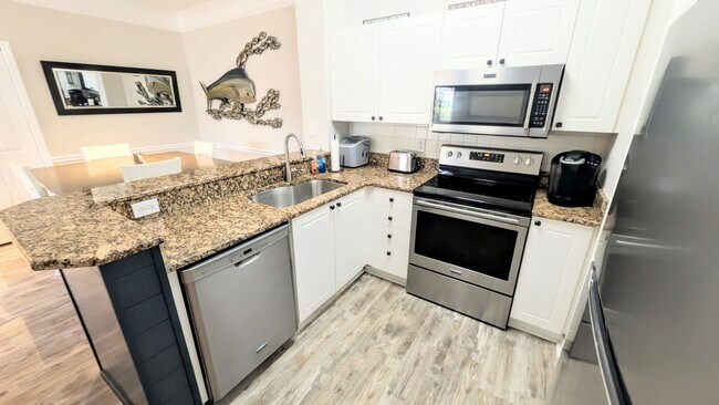 Building Photo - 6-12 month TURNKEY FURNISHED GOUNG FLOOR 2/2 CONDO