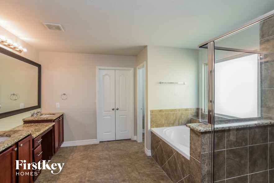 Building Photo - 3120 Half Moon Dr