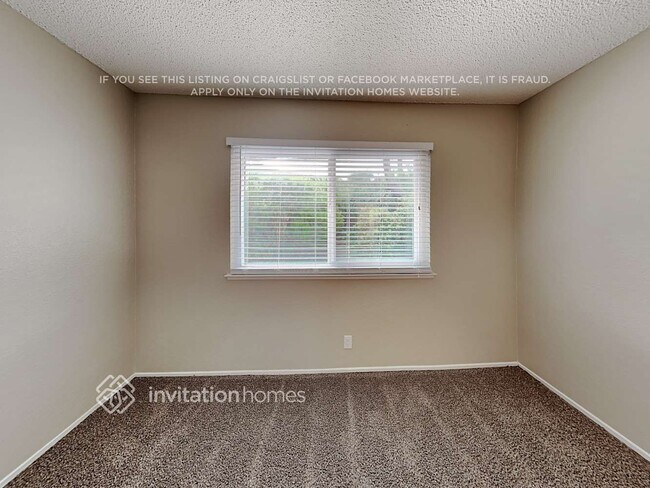 Building Photo - 120 Persimmon Dr