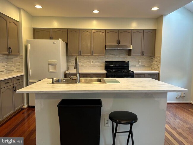 Building Photo - 46706 Bullfinch Square
