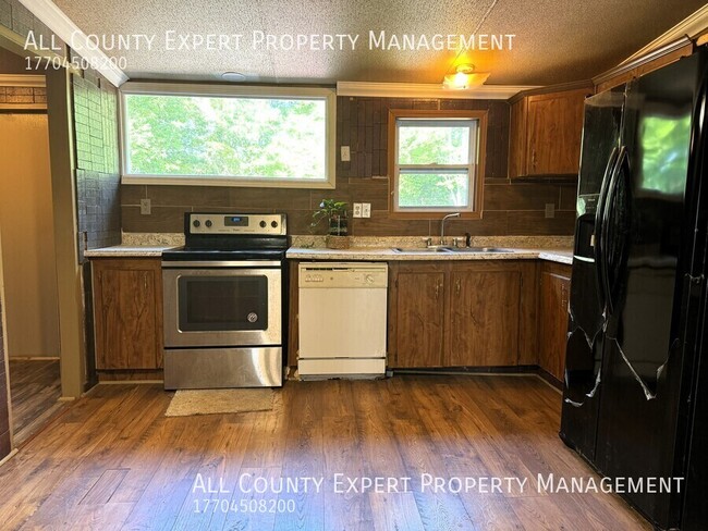 Building Photo - Modular Home Backs to Lake Lanier