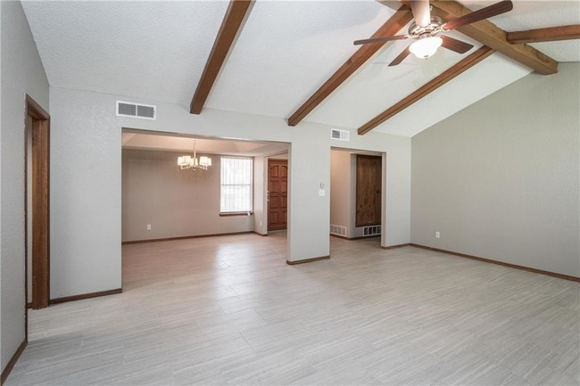 Building Photo - 701 El Parque Dr