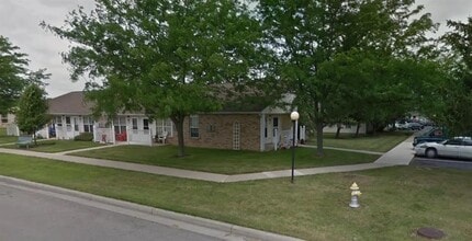 Building Photo - 995 Meadow Ln