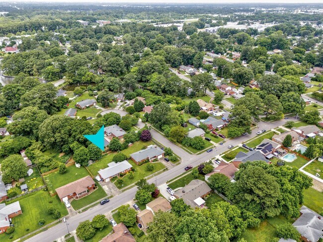 Building Photo - 3 Bedroom, Meticulously Maintained Updated...