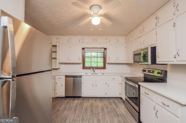 Building Photo - 2245 Pinewood Dr