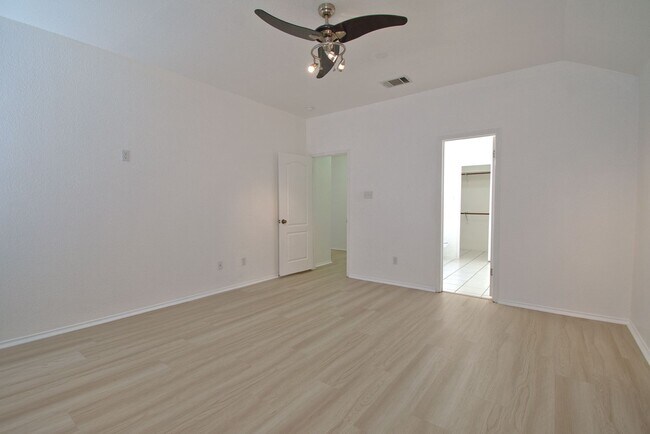 Building Photo - Well Maintained 3/2/2 on Corner Lot