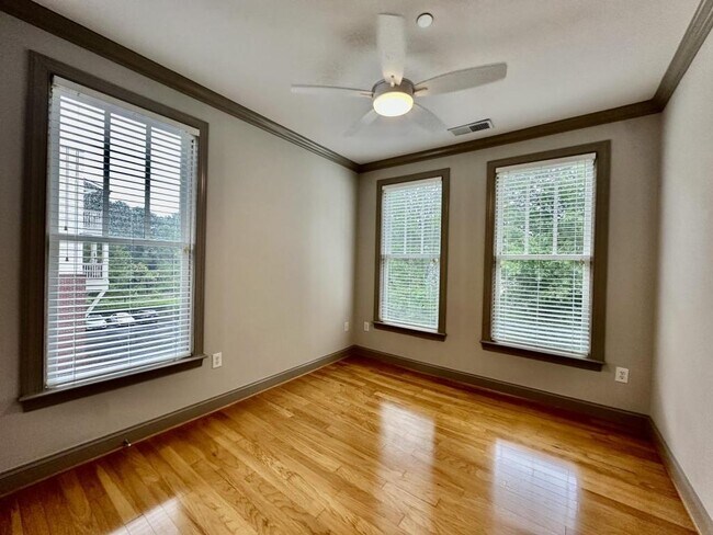 Building Photo - 518 Clarice Ave