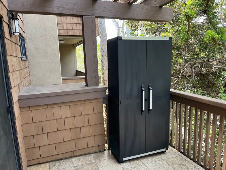 Building Photo - 8860 Villa La Jolla Dr