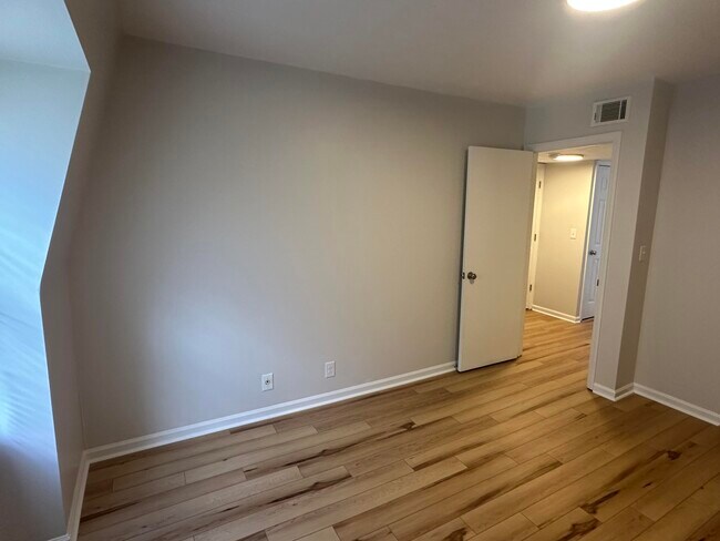 Building Photo - 904 Plaza Dr