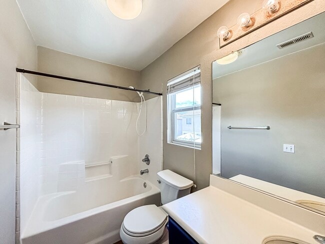 Building Photo - Beautiful 4BD/2.5BA House in Eastlake W/ O...