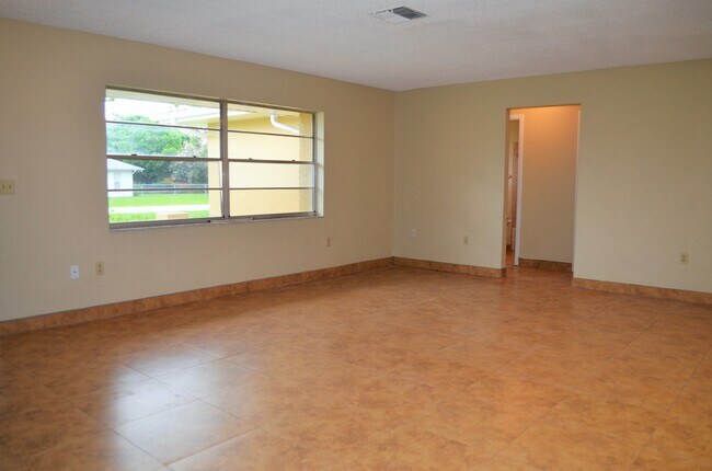 Building Photo - Beautiful Home in a Great Neighborhood!