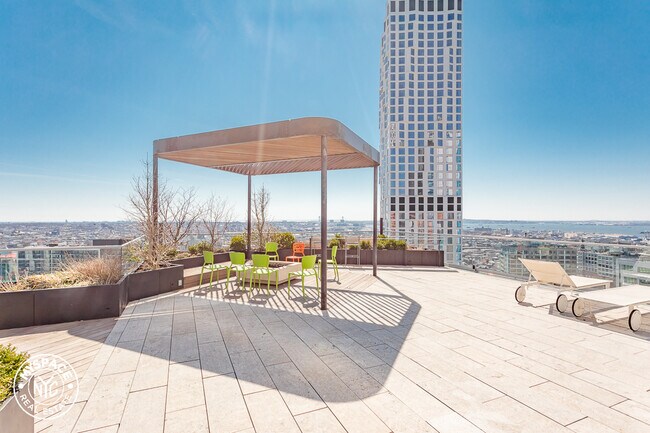 Building Photo - 436 Albee Square W