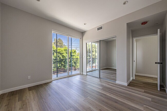 Building Photo - Designer-inspired, tri-level townhome offe...
