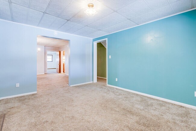 Building Photo - AVAILABLE NOW! 3 bed, 2 bath AMAZING House in Allentown!!!