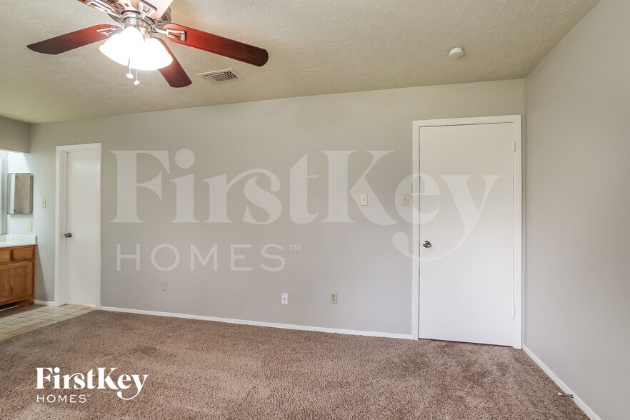 Building Photo - 2118 Knollbrook Ln