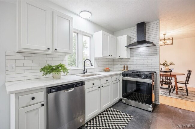 Building Photo - 76 Alverstone Way