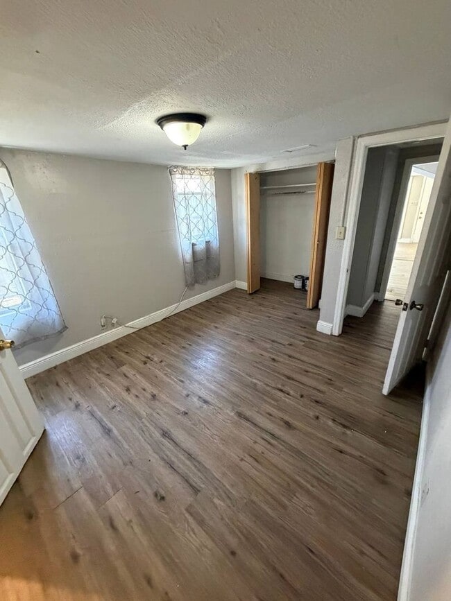 Building Photo - Charming 2 bedroom, 2 bathroom home