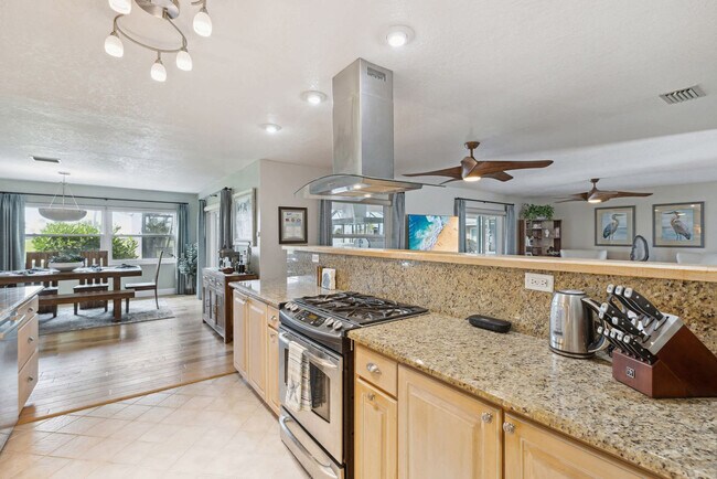 Building Photo - 12 Fairway Dr