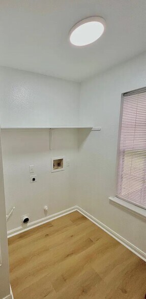 Building Photo - 1615 Royal Ascot Dr