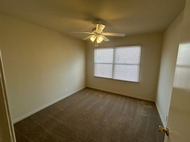 Building Photo - NEW PRICE REDUCTION: House 2bd 1ba- yard, ...