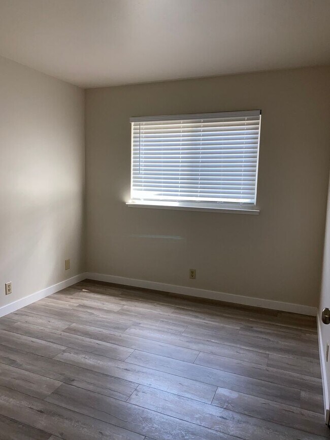 Building Photo - 2720 Summerfield Dr