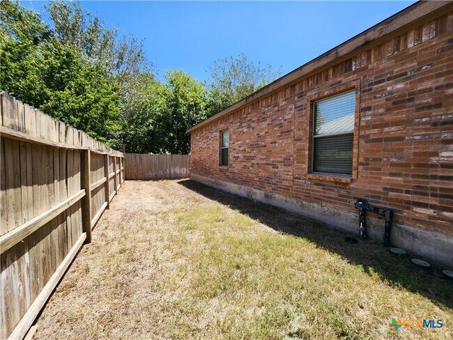 Building Photo - 210 Anne Louise Dr