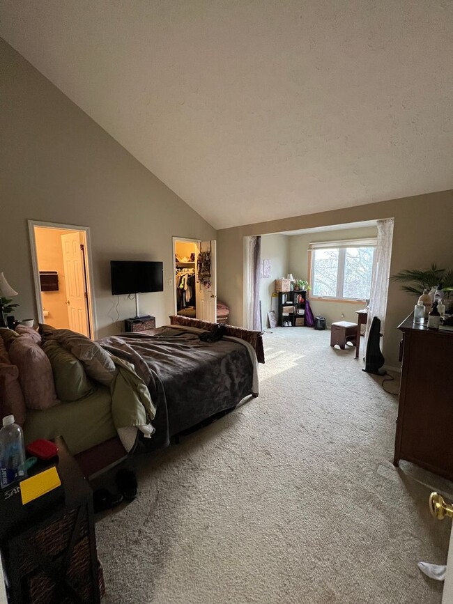 Building Photo - 2 Bedroom, 2 Bath by Mall Available August...