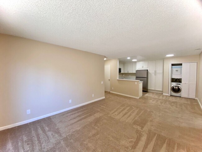 Building Photo - Beautifully Updated 2-Bedroom Condo! - Warm Springs!