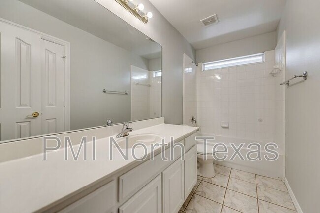 Building Photo - 4911 Lakeland Dr