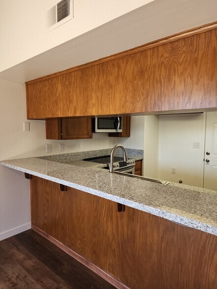 Dining Area Breakfast Bar - 4617 N Charles Ave