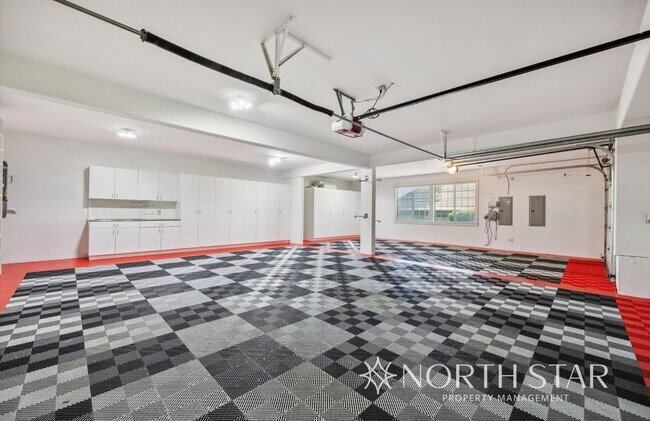 Building Photo - Stunning Bull Mountain Estate