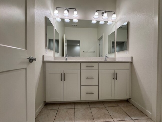 Building Photo - Newer 3 bedroom townhome in Simi Valley