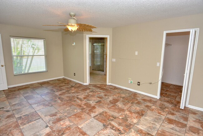 Building Photo - 176 Valley Pl