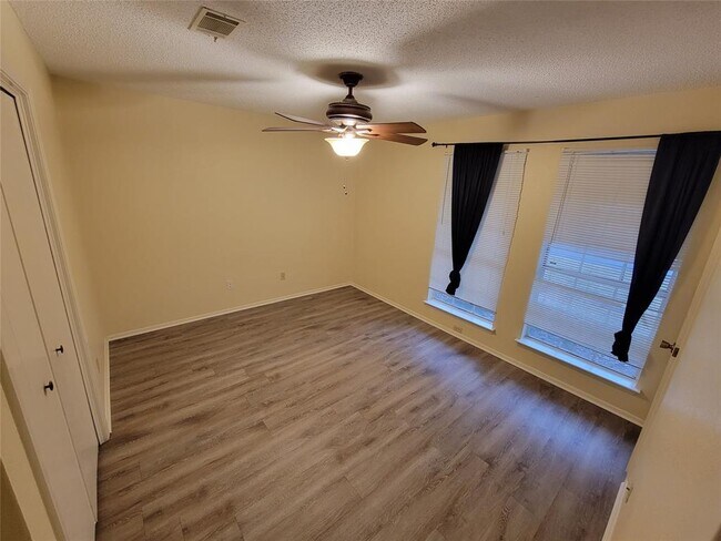 Building Photo - 1015 E Yager Ln