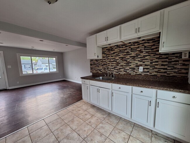 Building Photo - Ready to be your next home!  Three bedroom ranch is beautiful Roseville