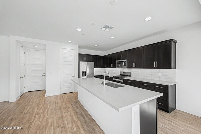 Building Photo - 21505 E Sparrow Dr
