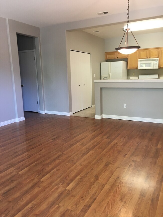 Building Photo - Updated Roseville Home