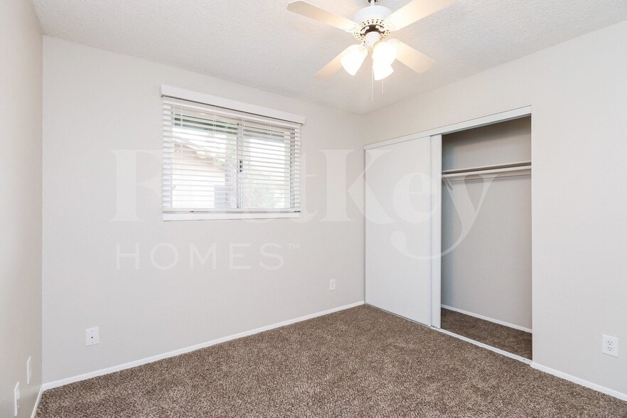 Building Photo - 804 E Carmen St