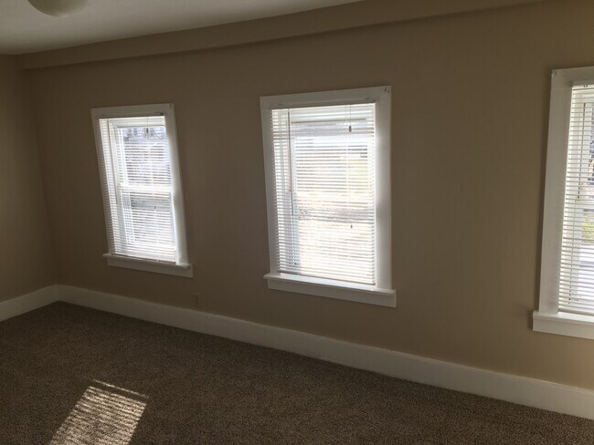 Building Photo - 8 S Morning St