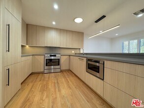 Building Photo - 805 N W Knoll Dr